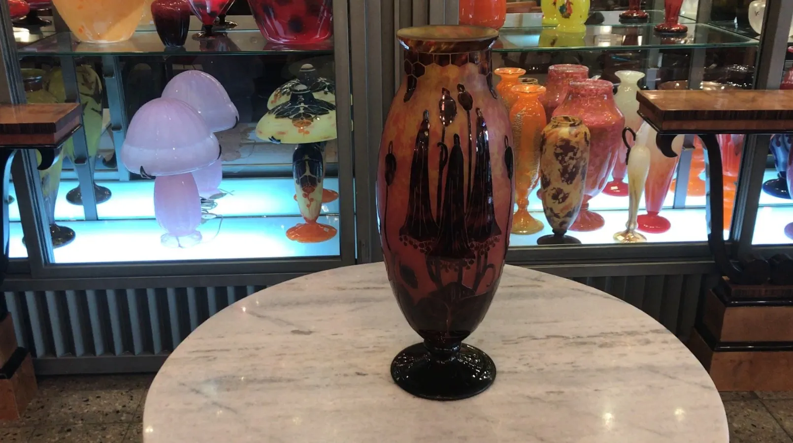 antiguidade vidro com design floral assinado le verre, decorado e brilhante.