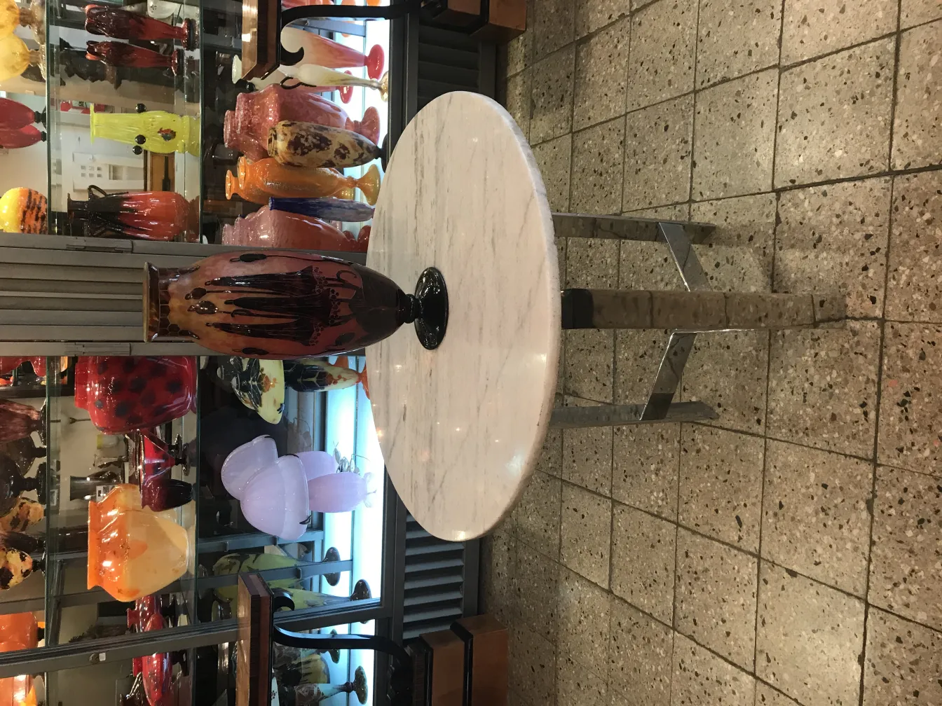 पुरातन ग्लास पर हस्ताक्षरित जिसमें एम्बर और काले पैटर्न हैं