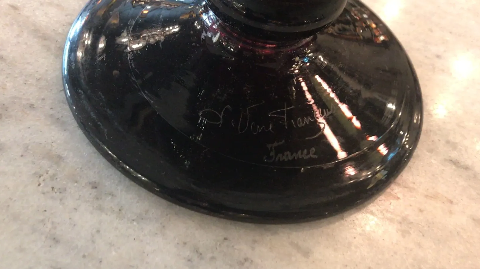 base en verre noir avec signature, environnement lumineux