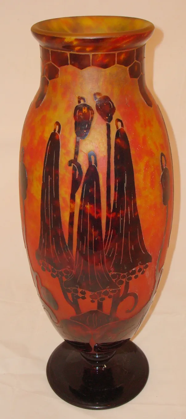 Antikes signiertes Glas von Le Verre, künstlerische Dekoration mit Figuren.