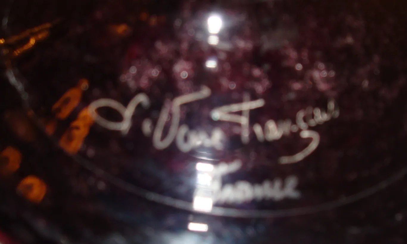 Verre ancien signé Le Verre avec des détails élégants.