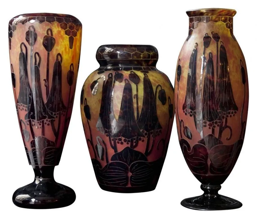 trois vases en verre signé le verre avec motif floral dans des tons chauds