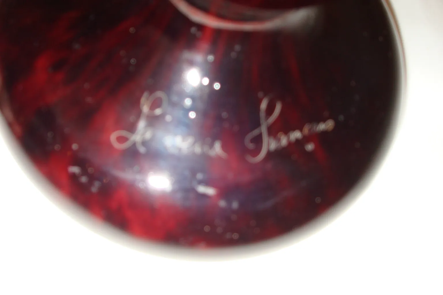 vidrio antiguo con firma, decorativo y colorido, presentado sobre fondo claro