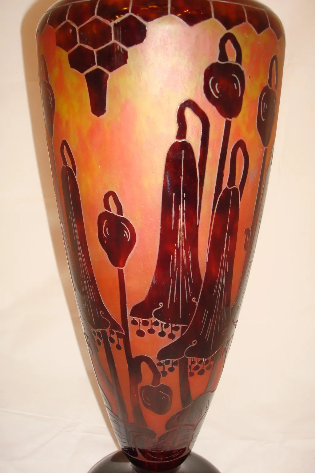 Vasija antigua de vidrio firmado Le Verre, con decoraciones y colores vibrantes.