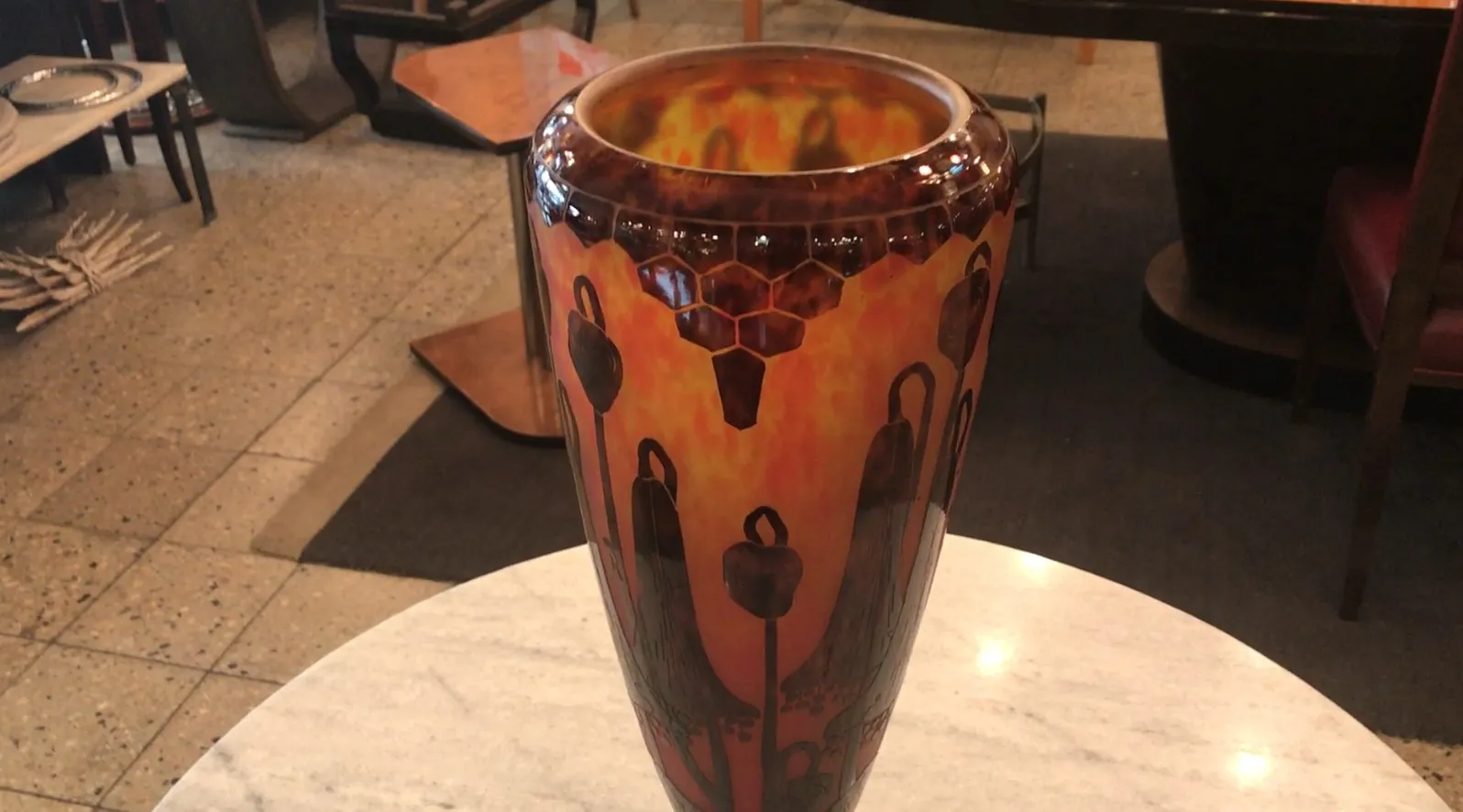 Antiga peça de vidro assinado Le Verre francês com decoração colorida.