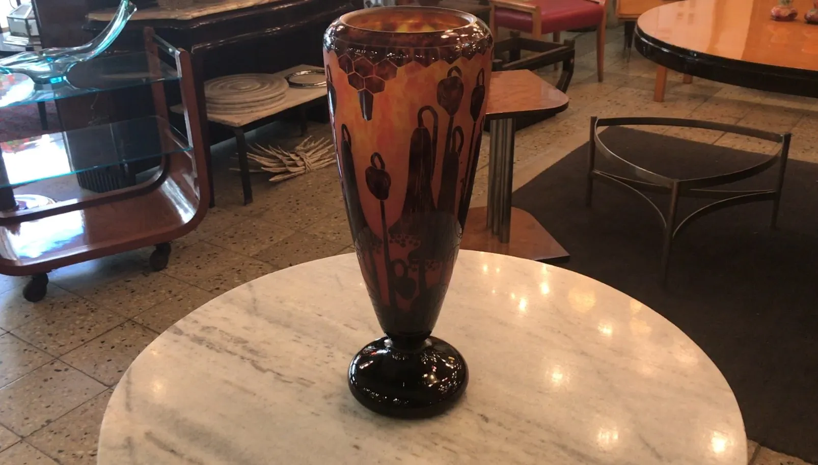 ग्लास पर हस्ताक्षरित का फूलदान (Le Verre), गर्म रंगों का बैकग्राउंड, सजाया गया