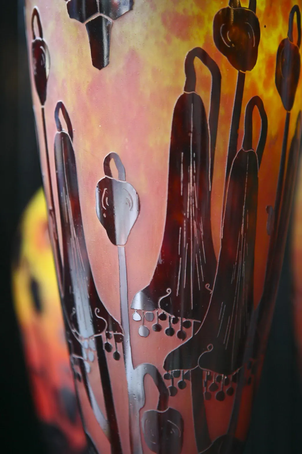 Подписанное стекло Le Verre с элегантным дизайном и фигурами на стекле.