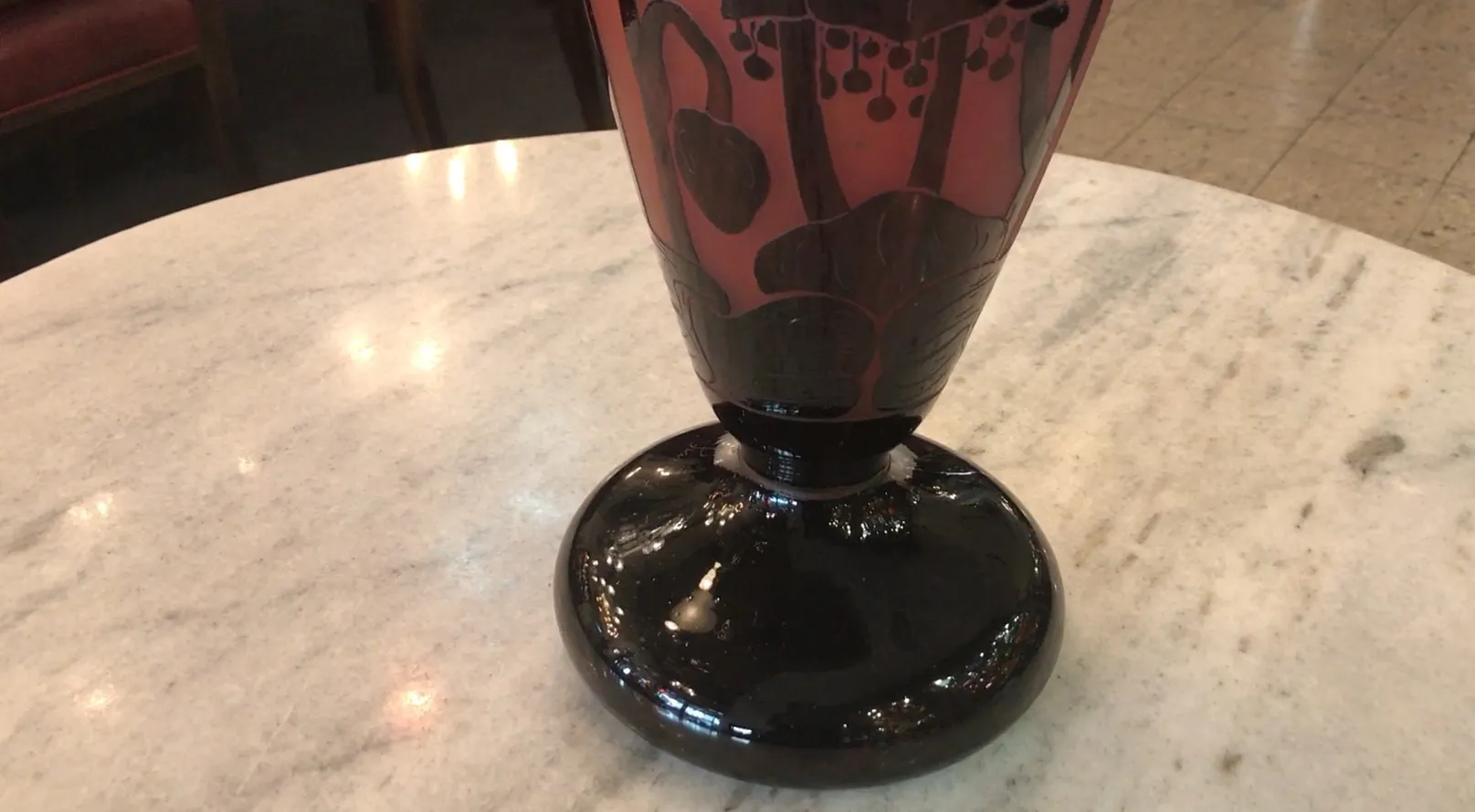 서명된 유리잔(Le Verre), 고대 장식 디자인, 어두운 배경.