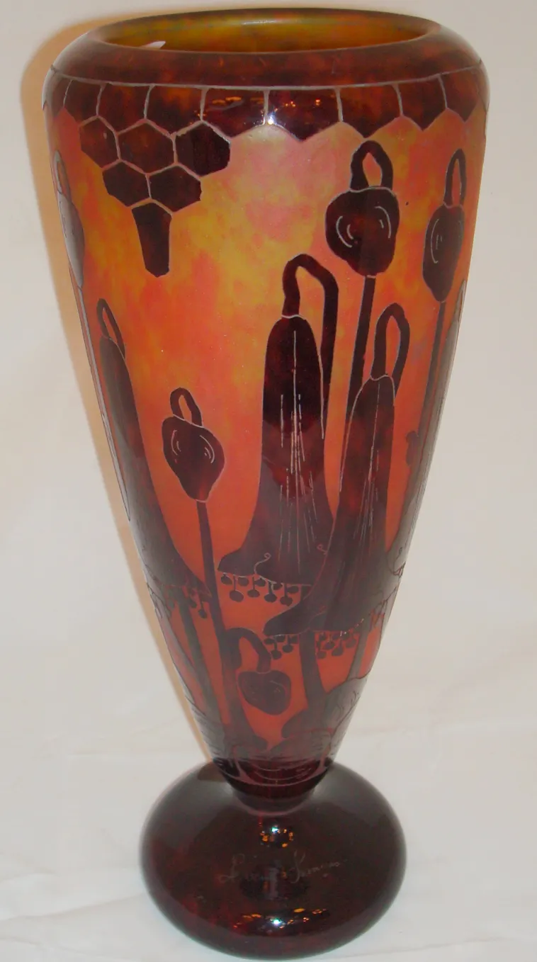 vase antico in vetro con design floreale e firma