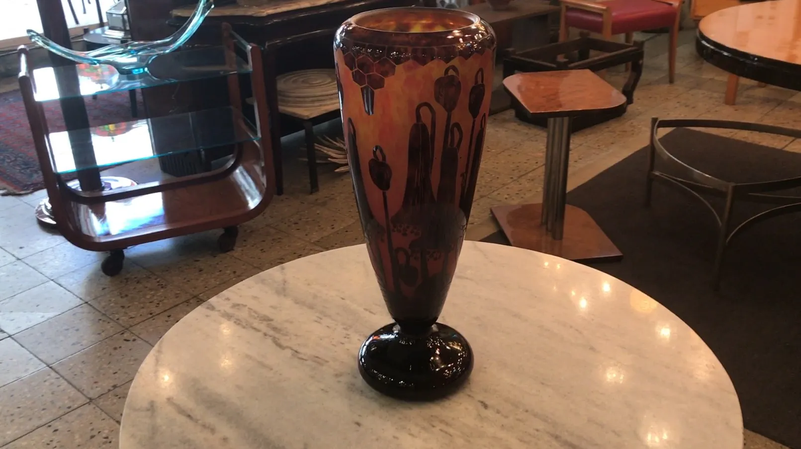 Vase en verre antique signé avec des décorations