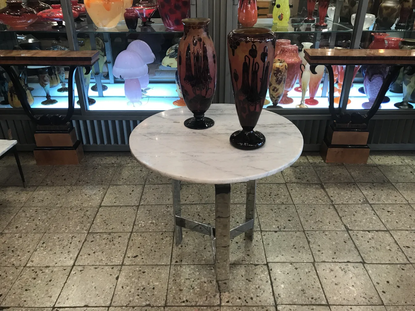 due vasi decorativi antichi in vetro firmato le verre su un tavolo