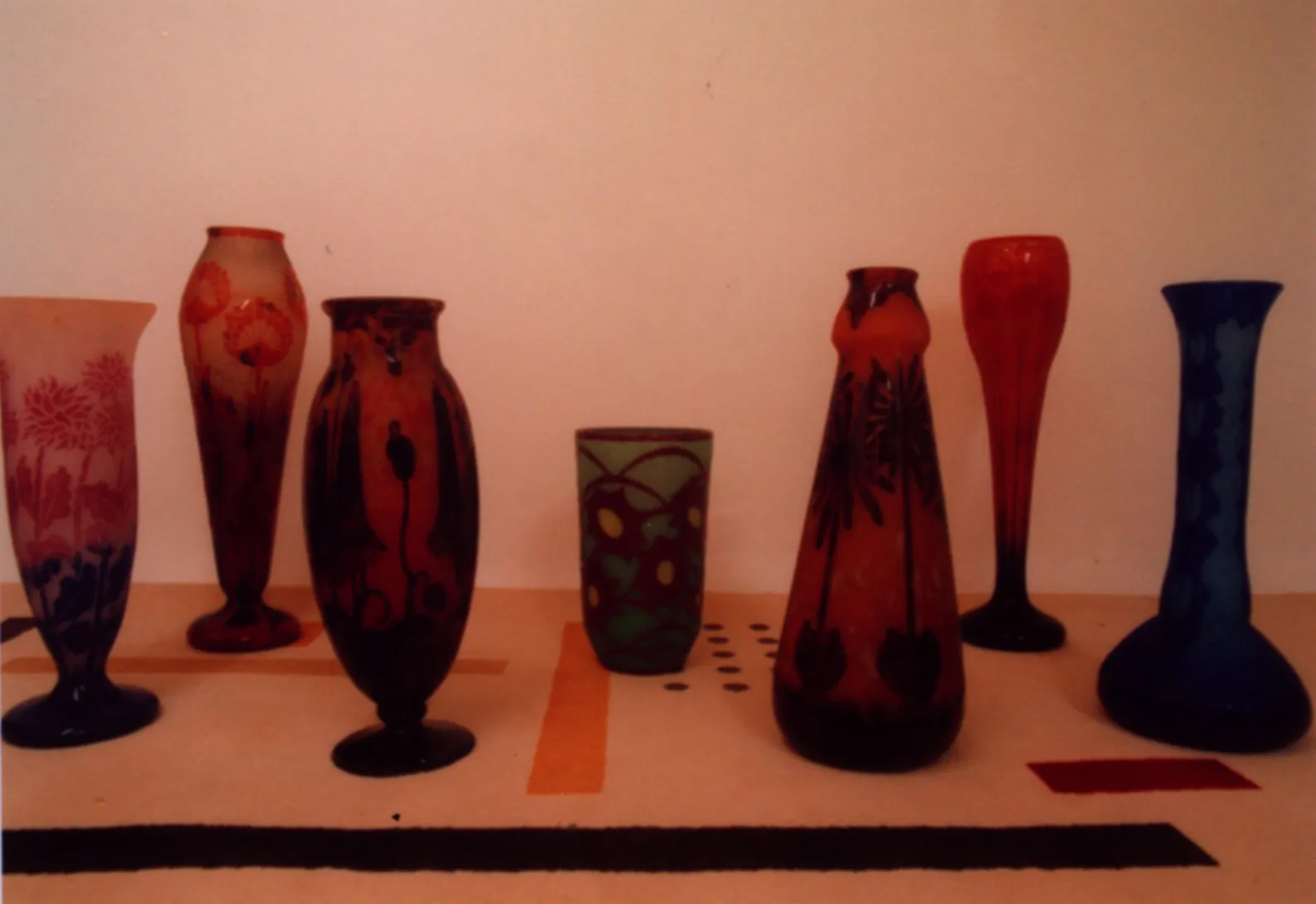 전시된 여러 개의 서명된 유리잔 le verre