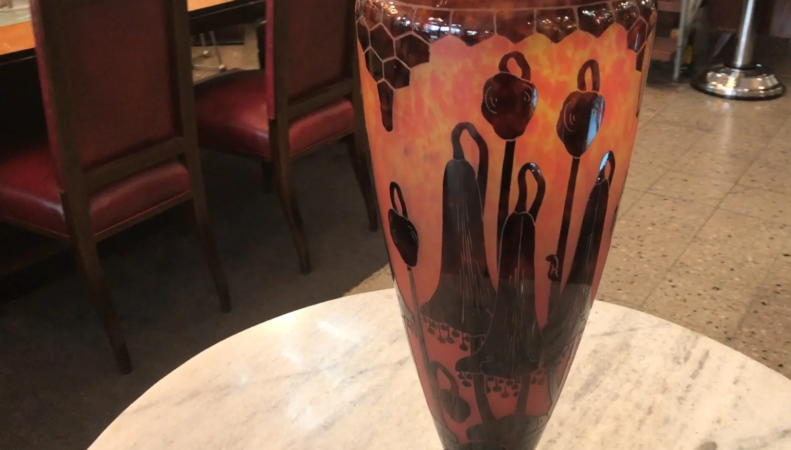 vase en verre signé avec design floral en couleurs chaudes, antiquité de France