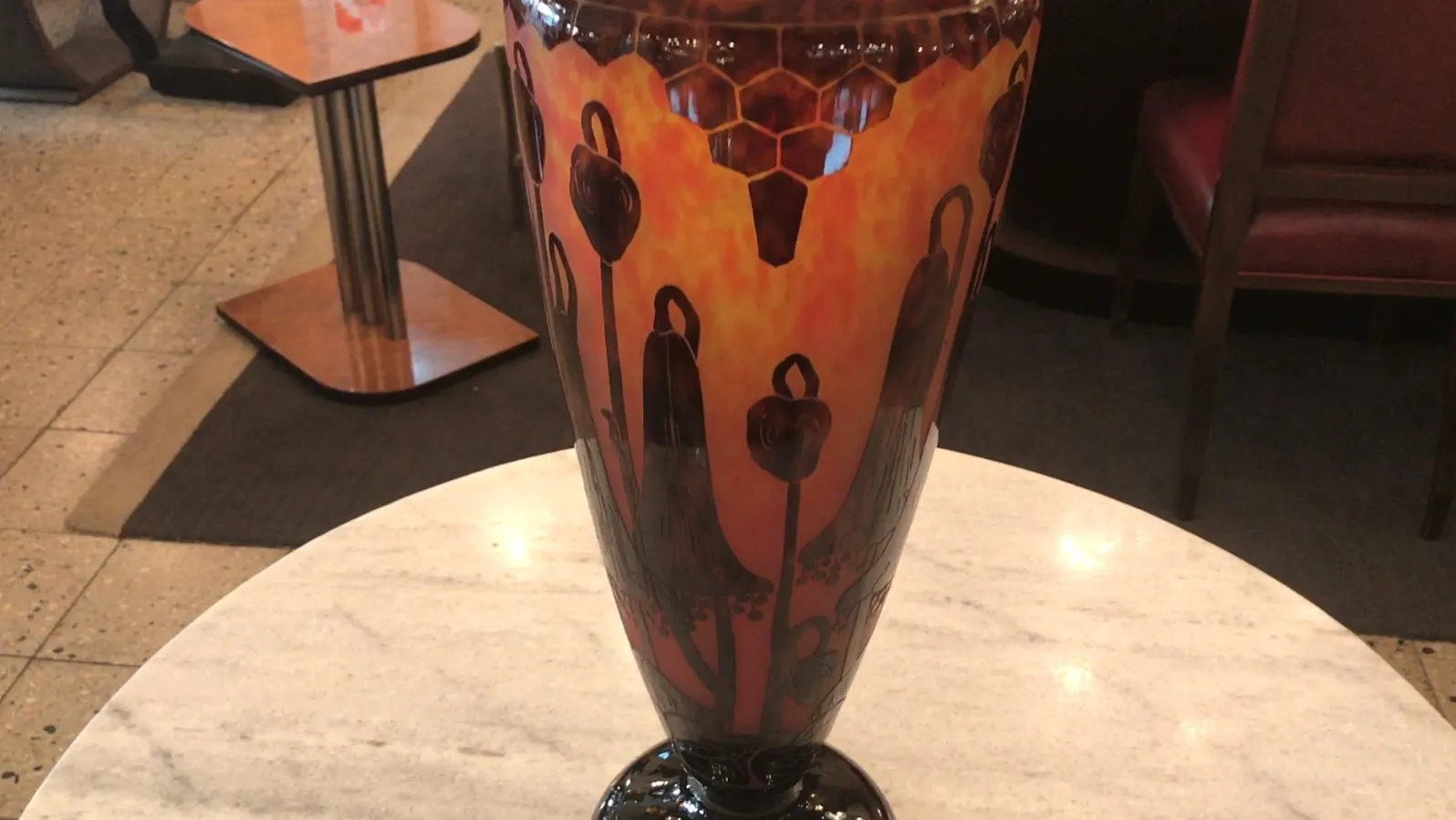 Vaso in vetro firmato Le Verre con motivi decorativi in un ambiente elegante.