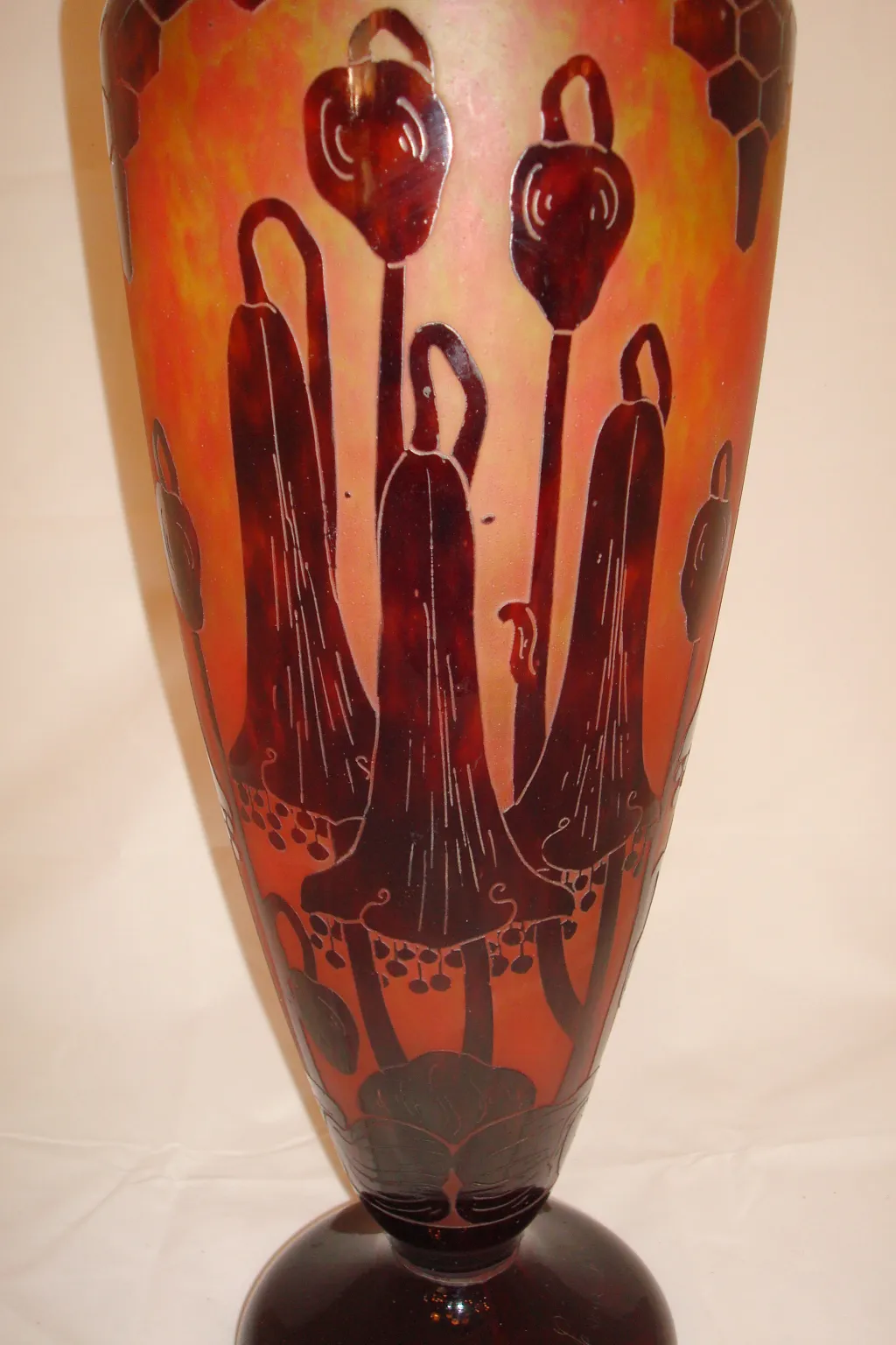 Antikes Glas mit geschnitzter Blumendekoration, signiert