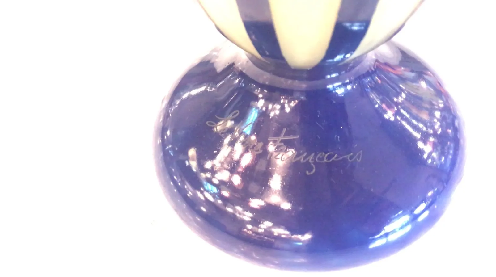 古董签名玻璃，具有装饰性细节和光泽。