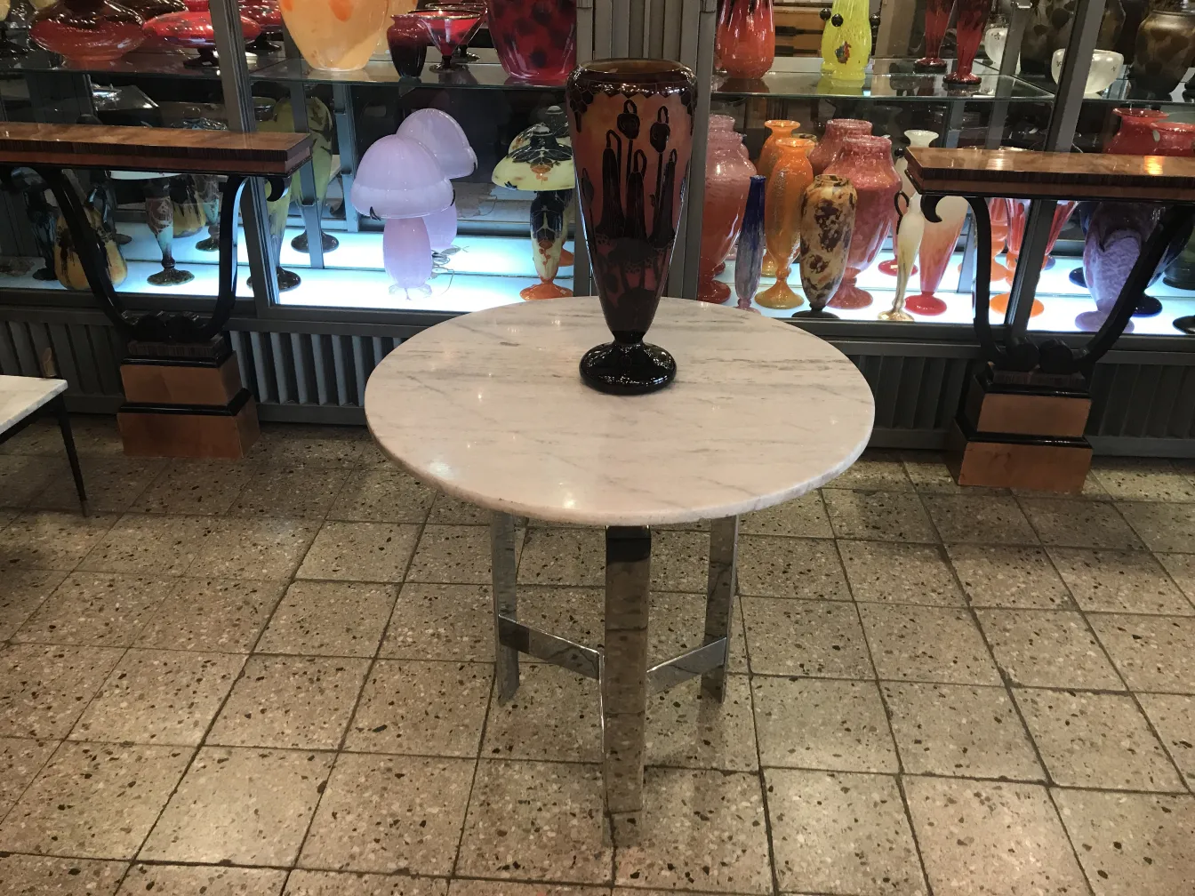 Антикварное подписанное стекло Le Verre на мраморном столе.