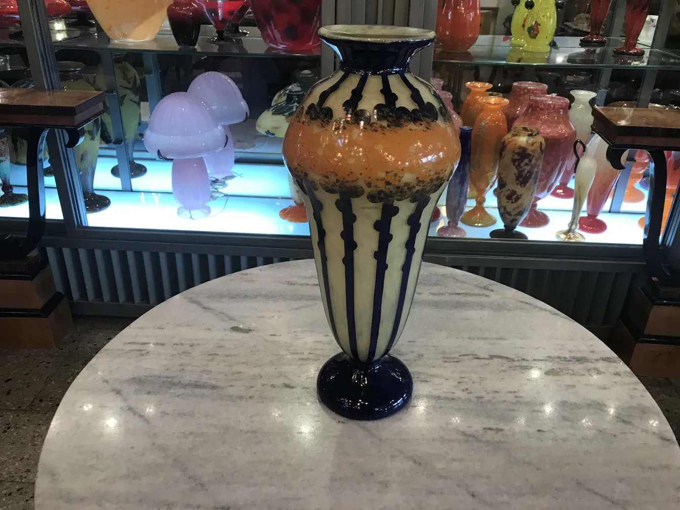 Verre signé antique Le Verre avec des détails décoratifs uniques