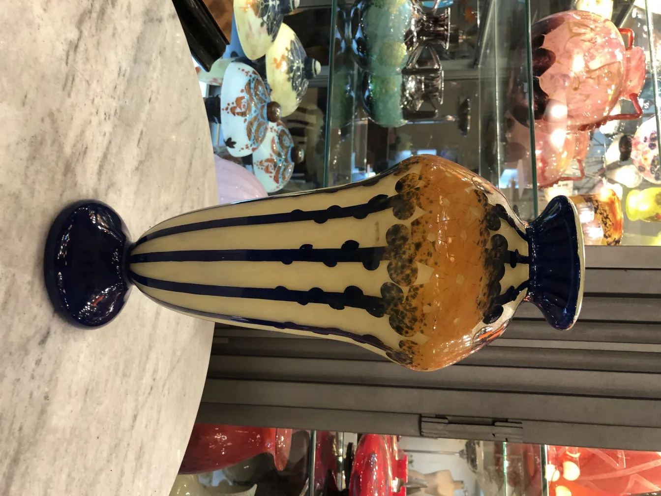 Vase antique avec un design coloré et des lignes verticales