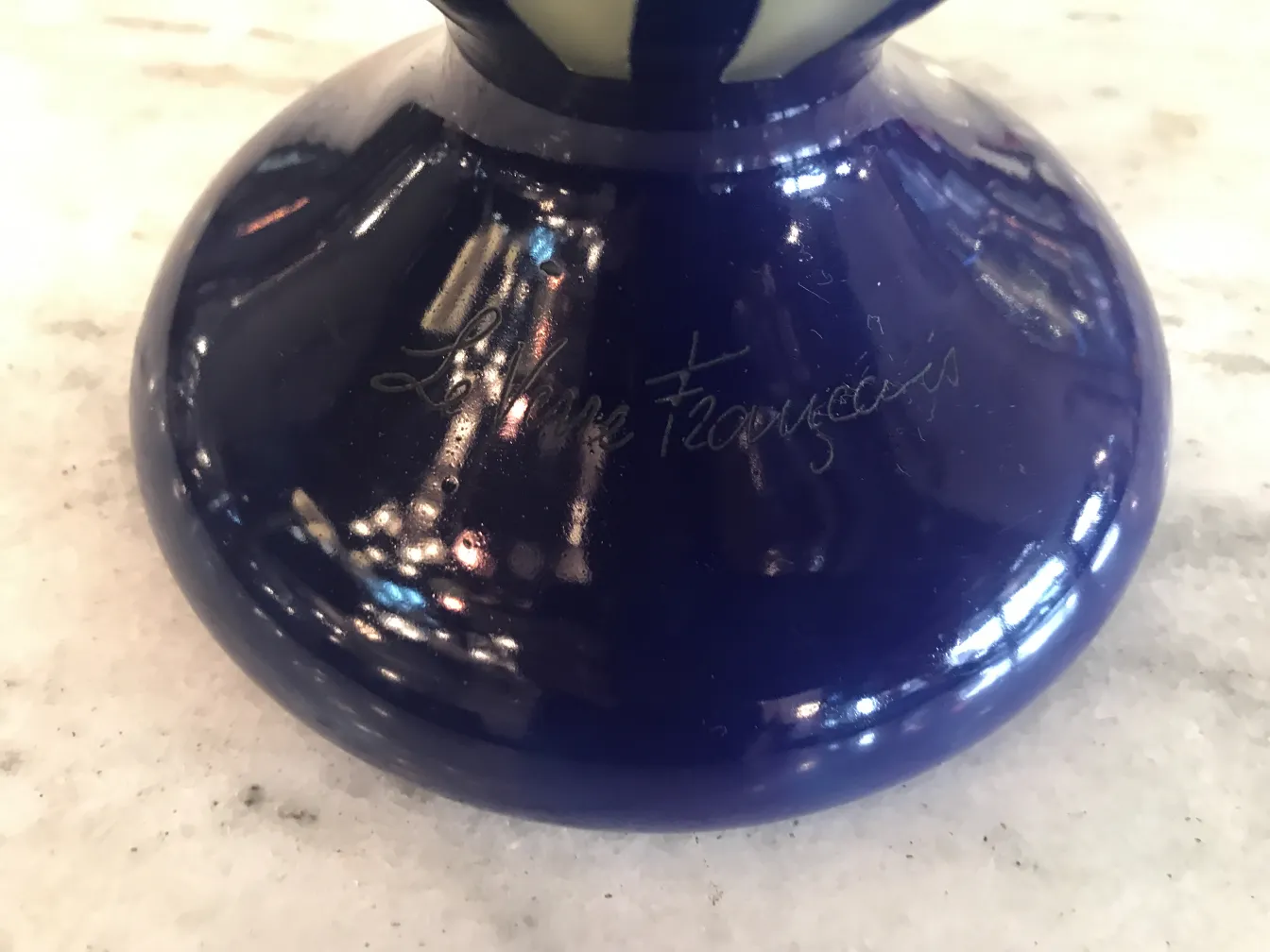 Vetro firmato Le Verre con iscrizioni alla base, sfondo chiaro e riflessi