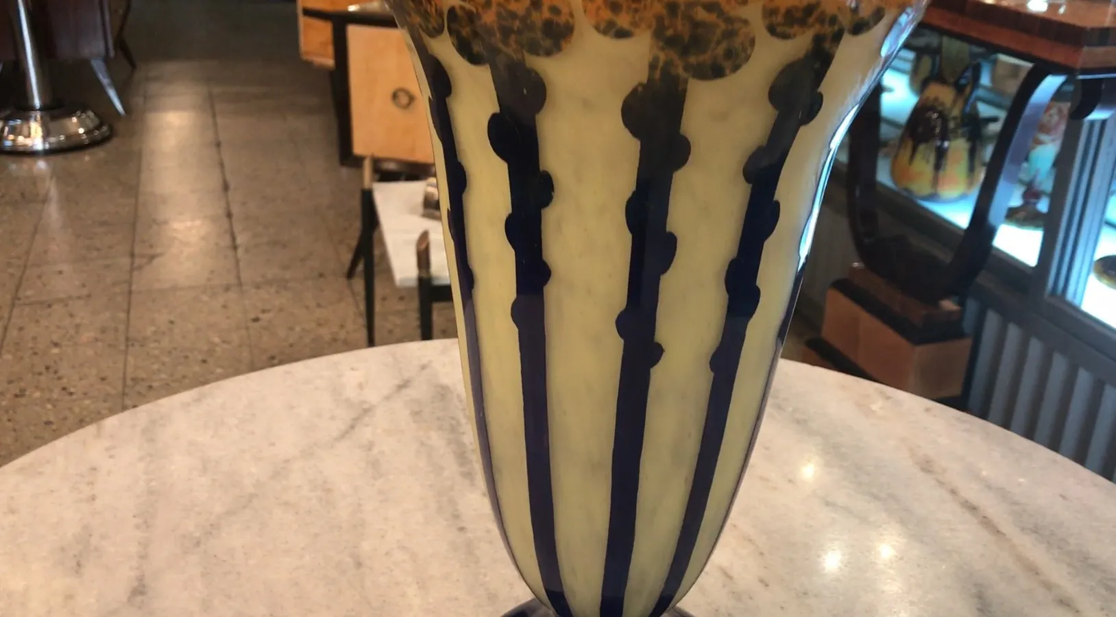 Vase ancien en verre signé Le Verre avec un design frappant