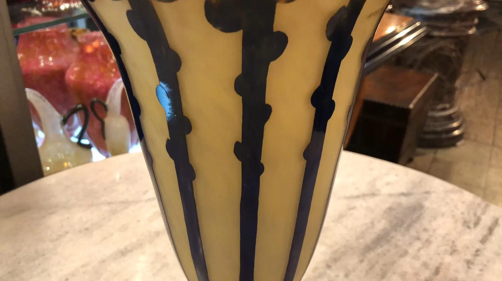 Античная ваза из подписанного стекла le verre с темно-синими полосами