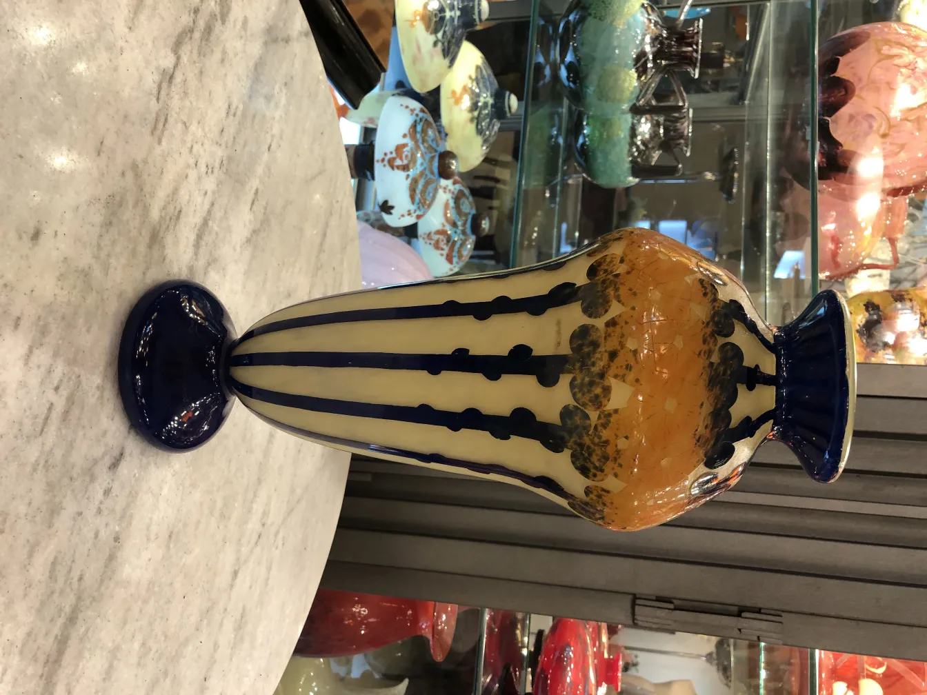 古董花瓶，蓝色和橙色条纹图案