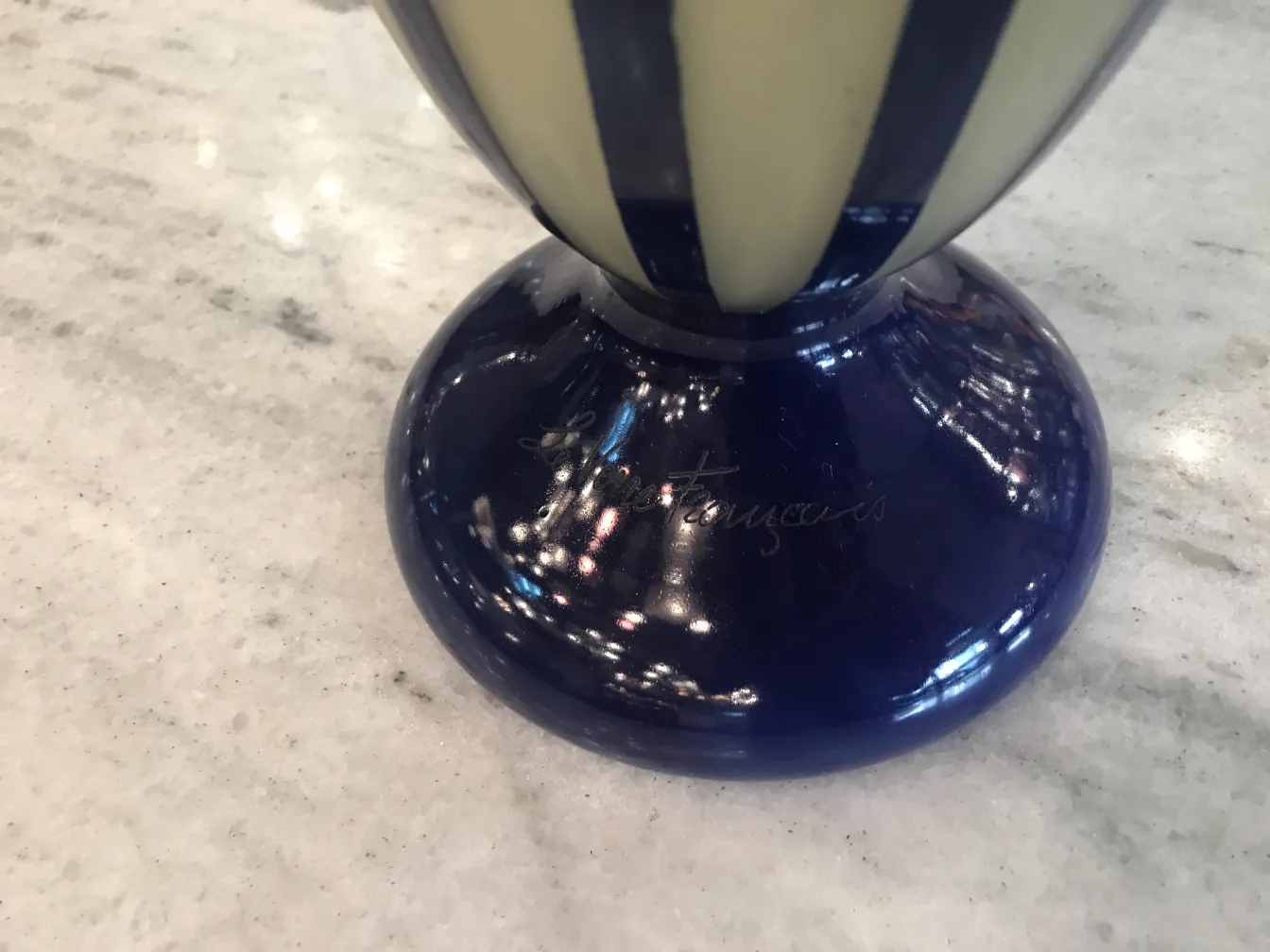 Vetro antico firmato Le Verre con dettagli decorativi blu e gialli