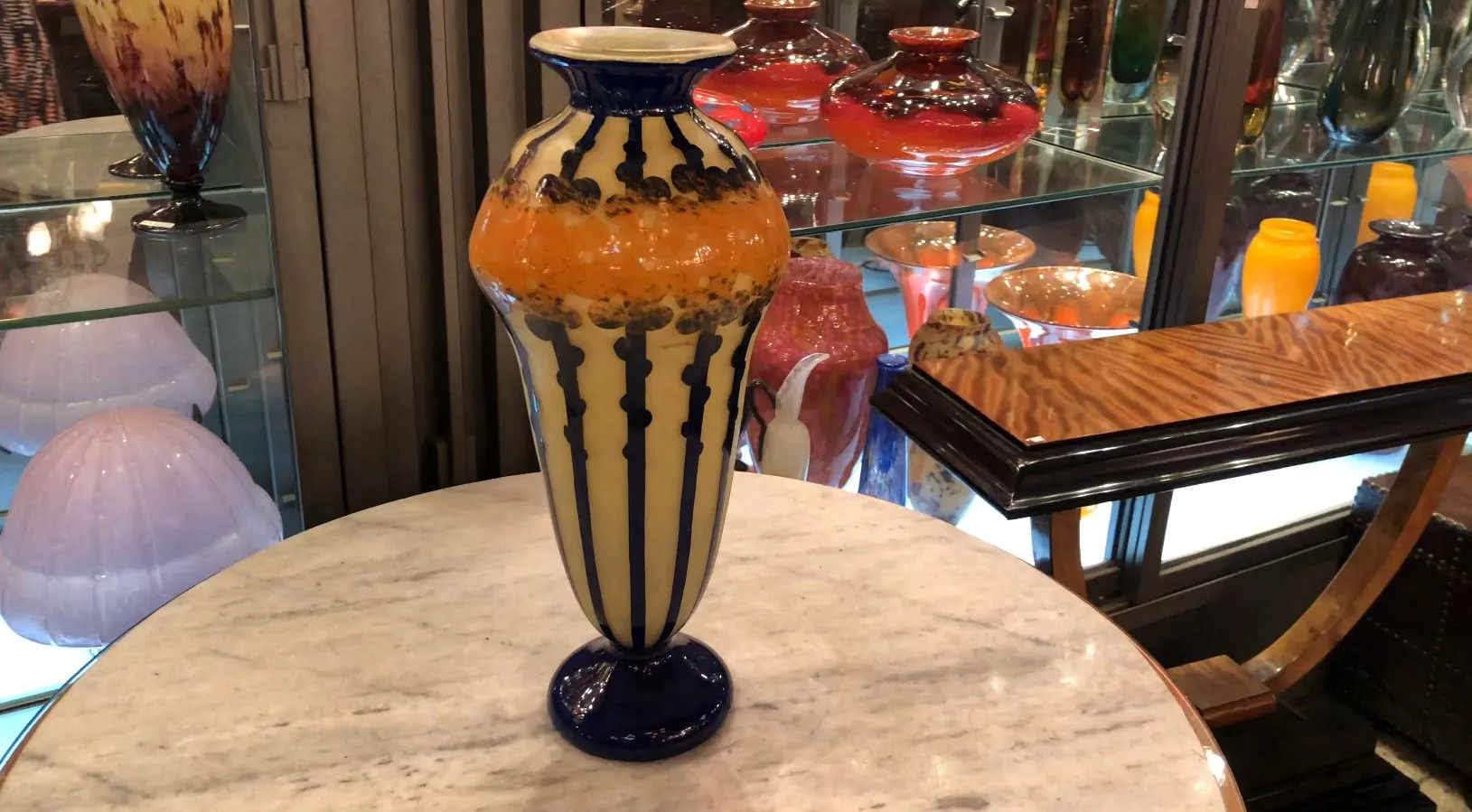 Antikes signiertes Glas Le Verre mit buntem Muster in eleganter Umgebung