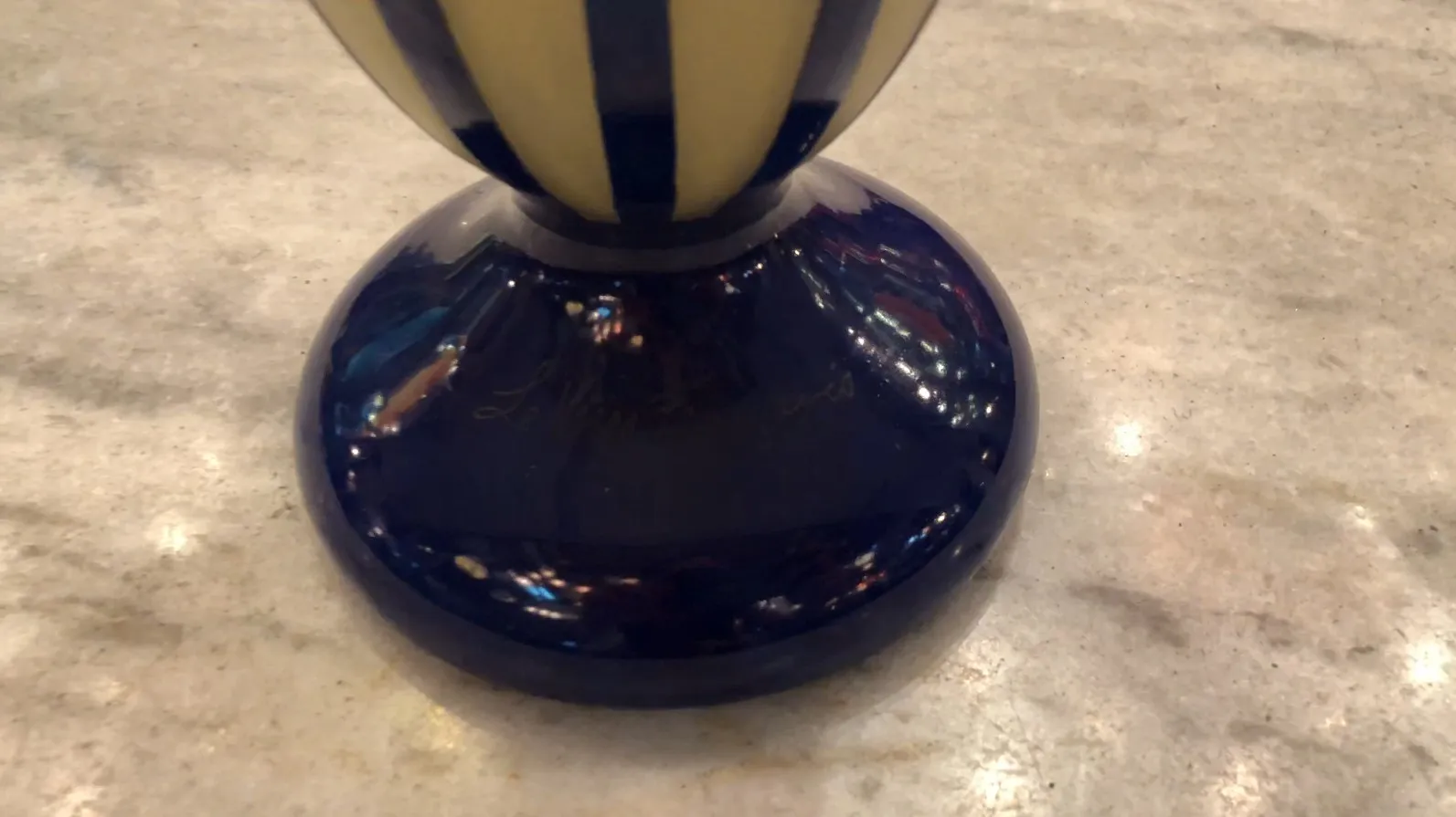 Signiertes Glas Le Verre mit dekorativem Design, dunkler Fuß