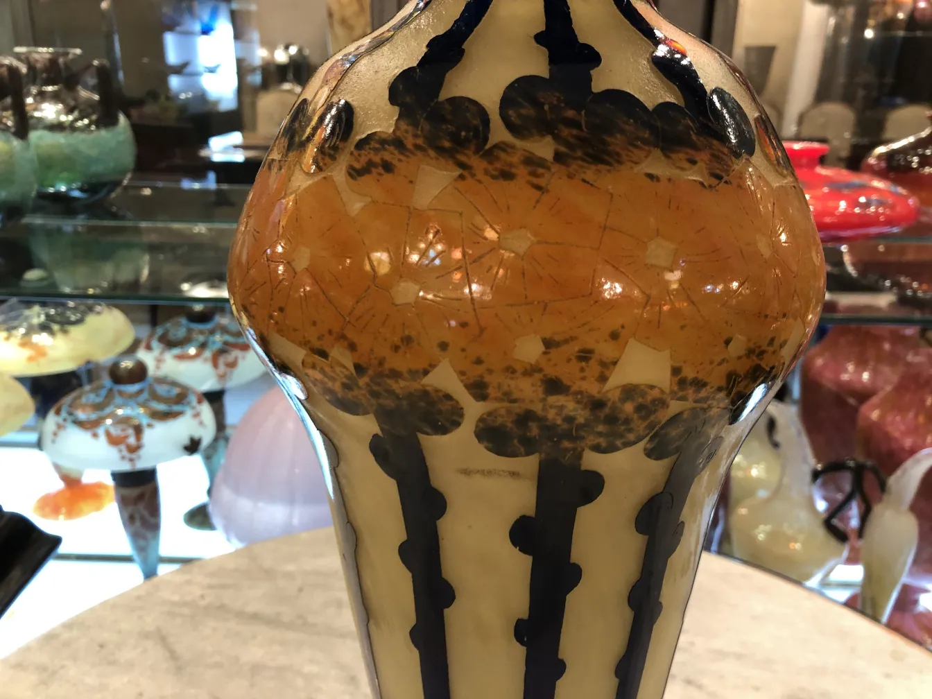 古董签名玻璃le verre，装饰有橙色和深蓝色的图案。