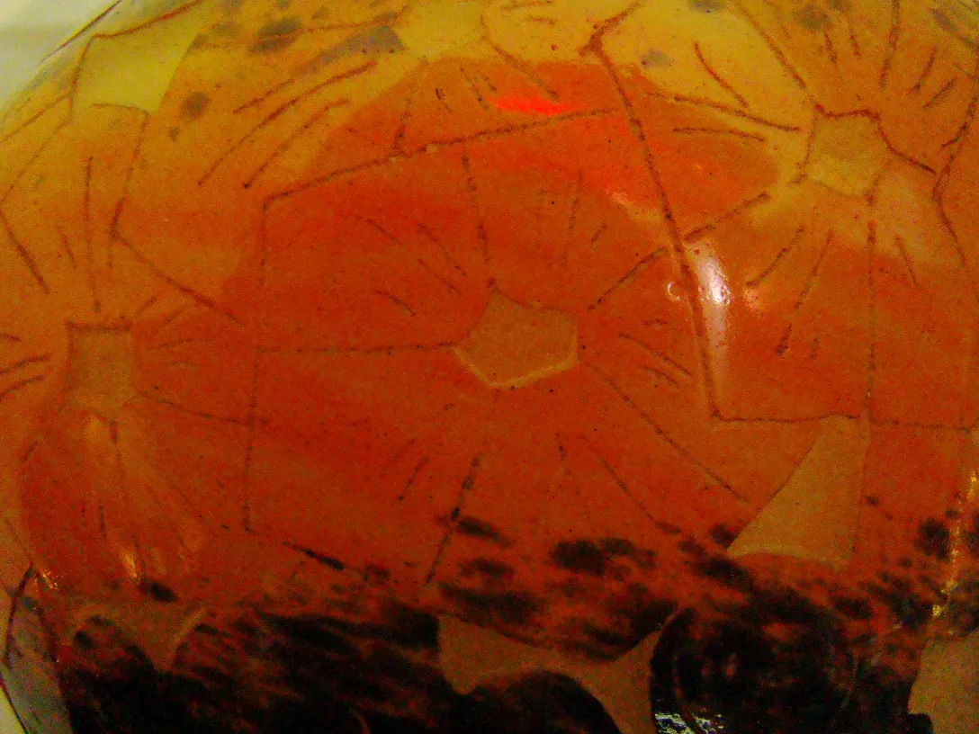 Vidrio firmado Le Verre en tonos cálidos con patrones. Antigüedad.