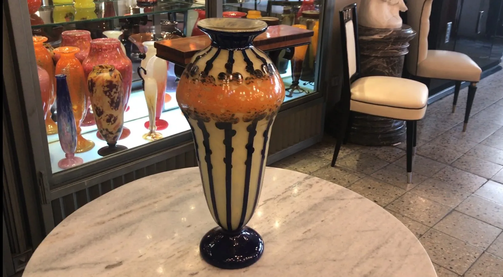 Bellissimo vetro antico firmato Le Verre, con motivi decorativi e colori vivaci.