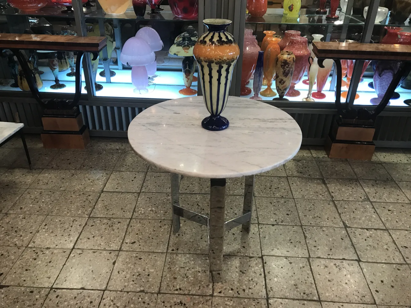 Antiguo vidrio firmado Le Verre, decoración elegante y colorida en ambiente de antigüedades.