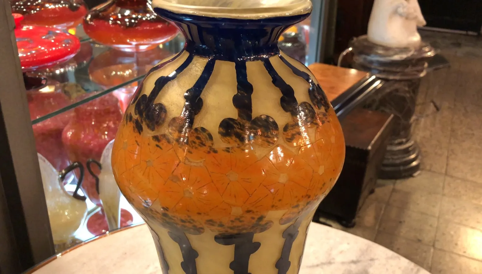 古董带色彩设计，签名玻璃上的装饰细节。