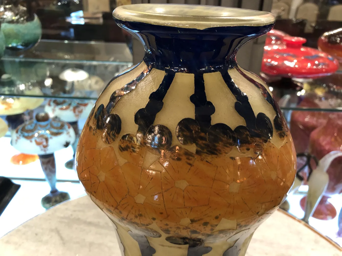 古董花瓶，色彩斑斓的装饰设计