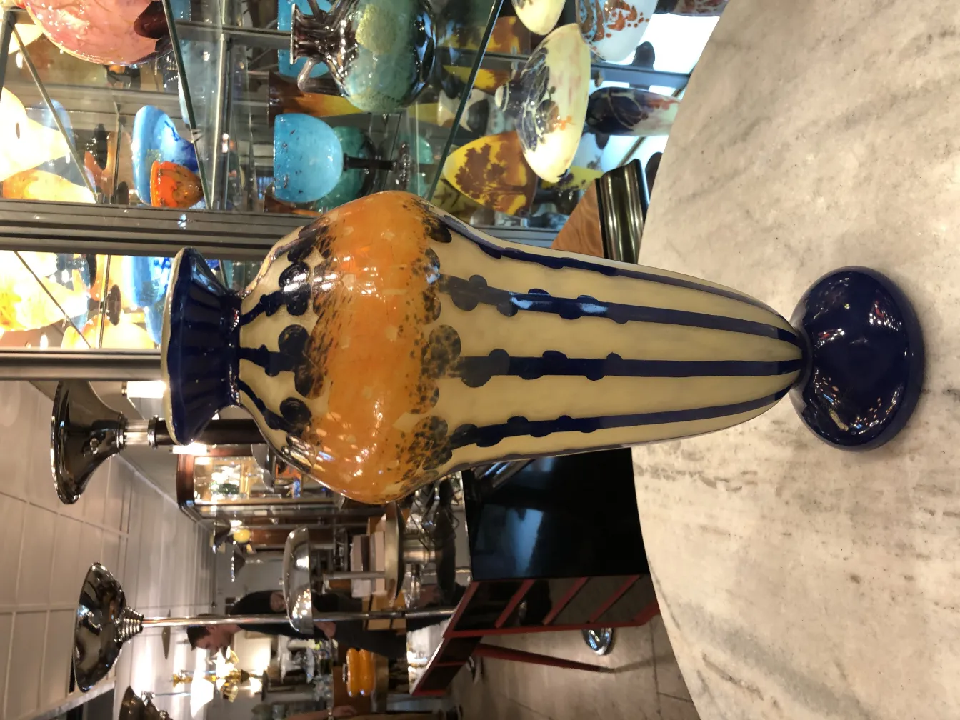 Antiquité décorative verre signé Le Verre avec détails colorés et design élégant.