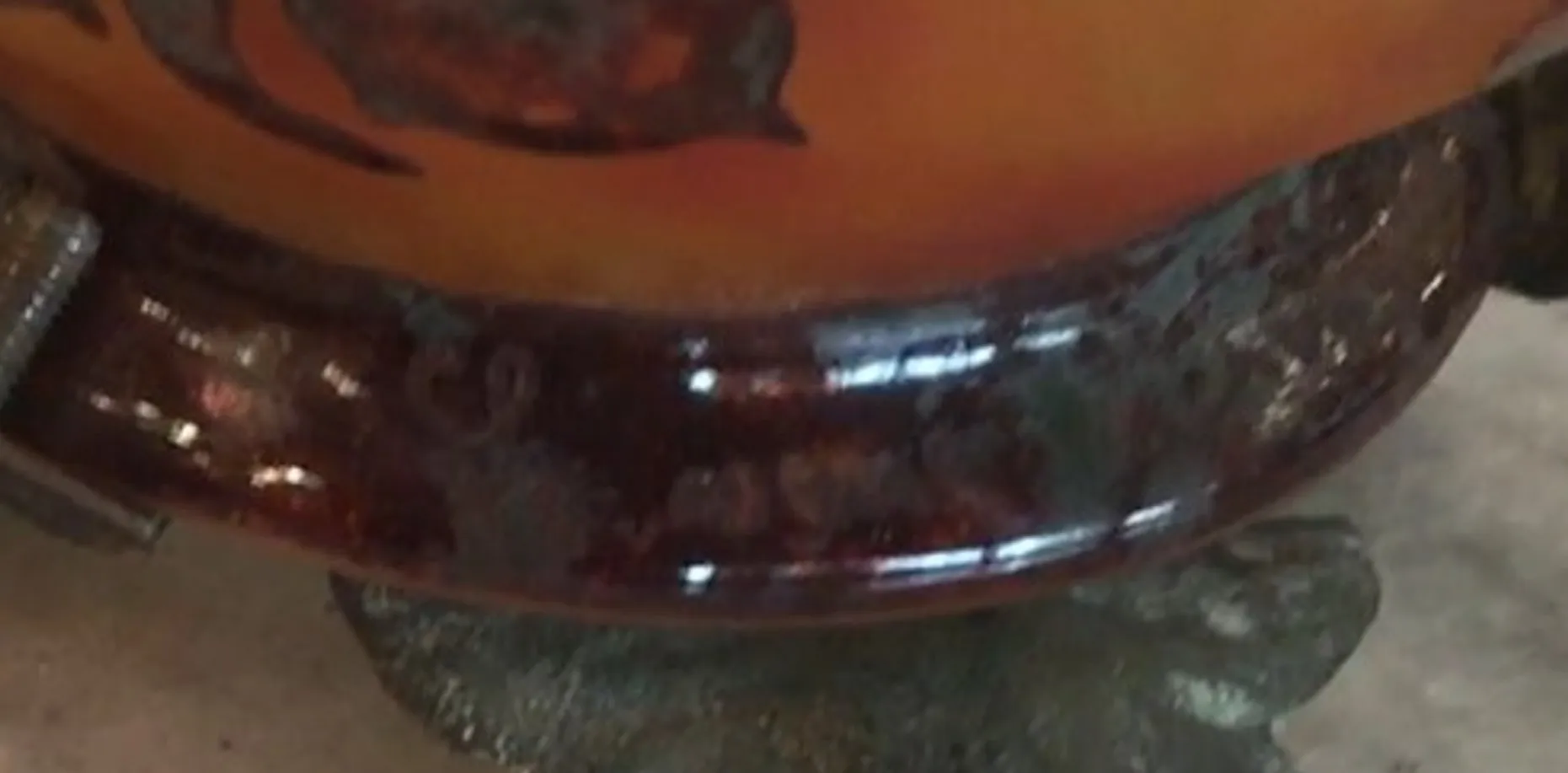 Vidro antigo assinado com detalhes decorativos