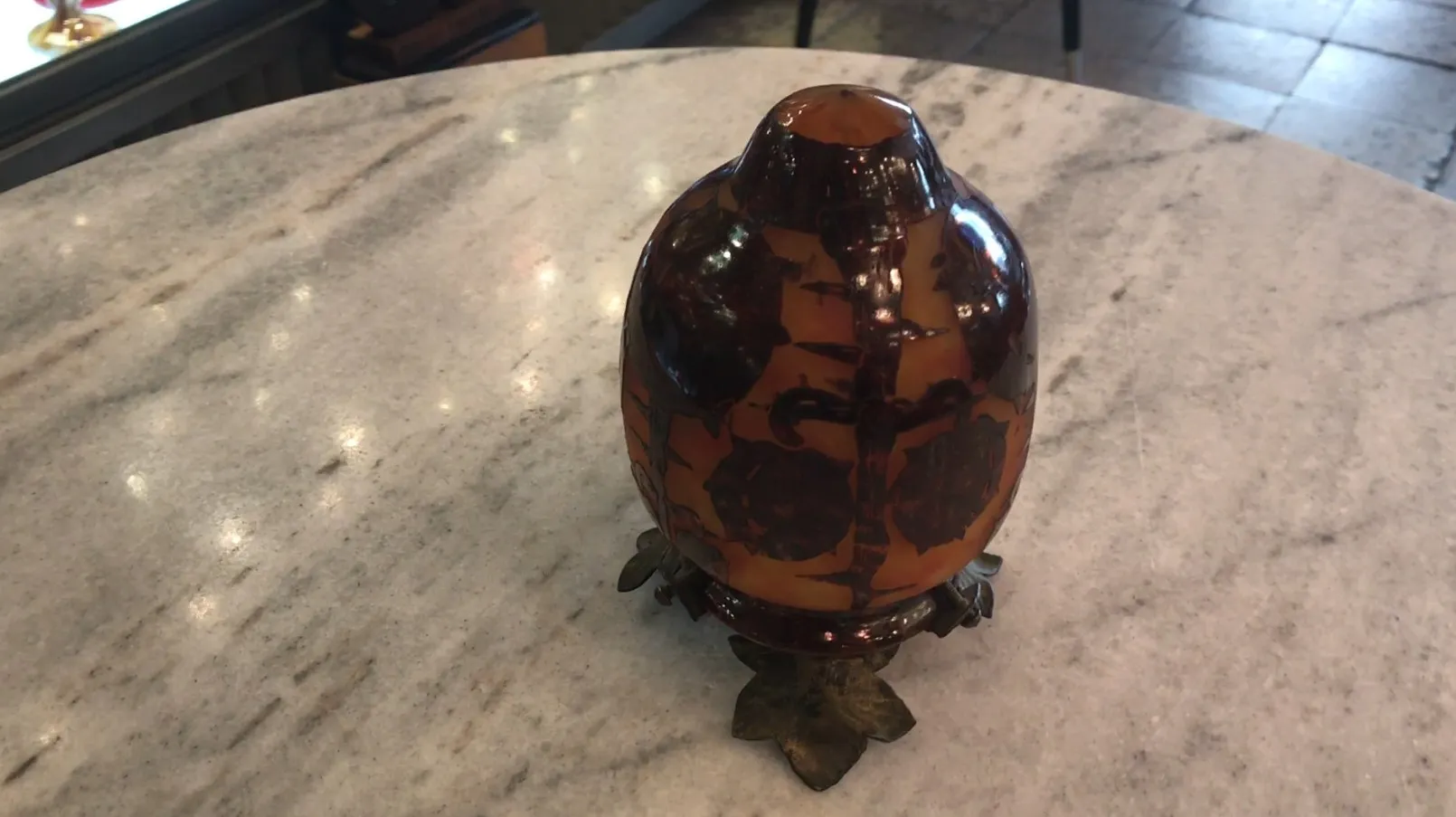 Vidro assinado Le Verre com formato oval e base ornamental