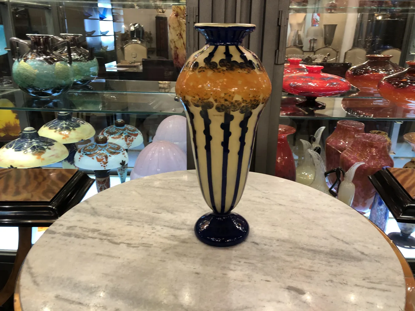 Antike Vase mit buntem Design und Unterschrift Le Verre.