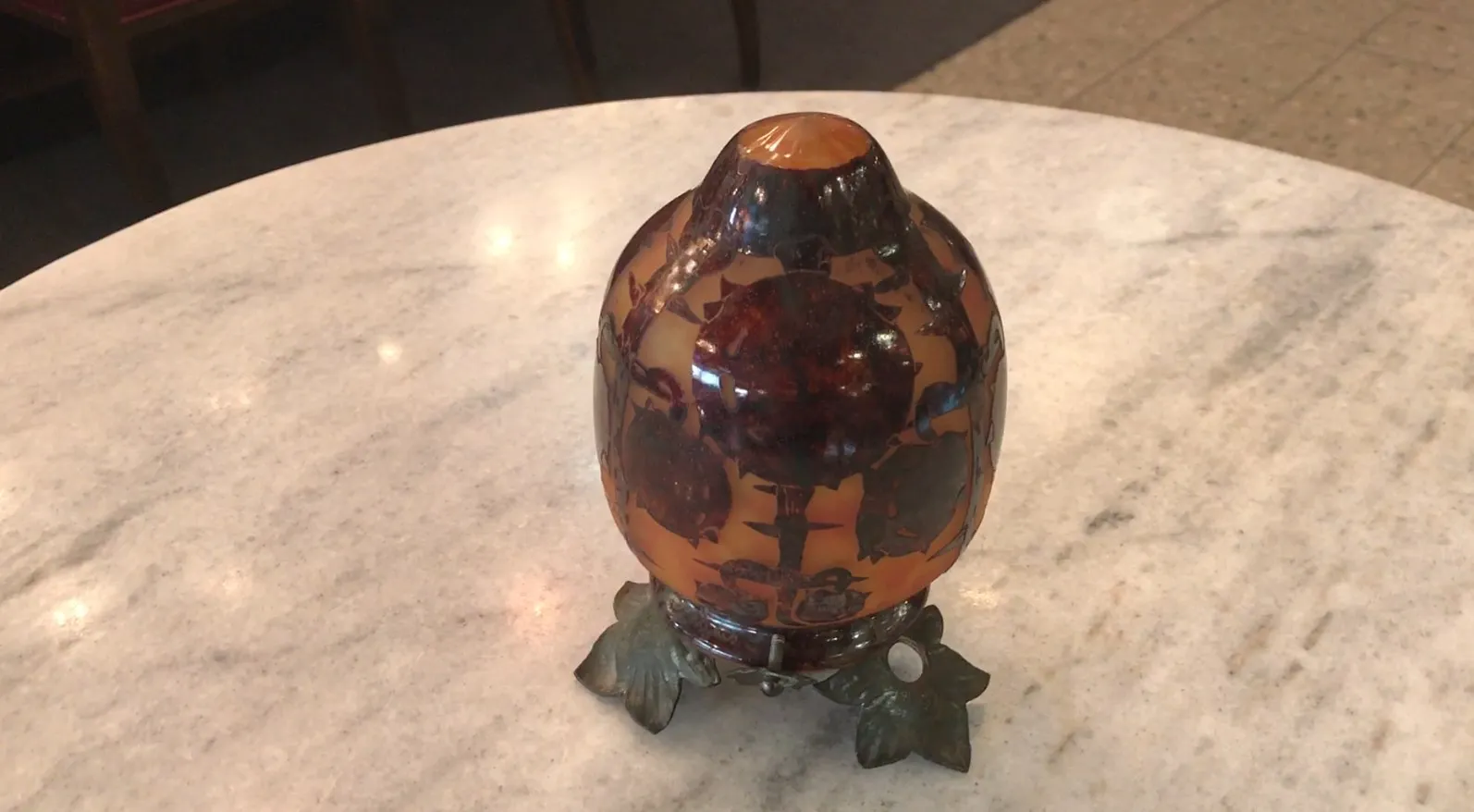 Verre signé Le Verre sur un piédestal avec détails décoratifs.