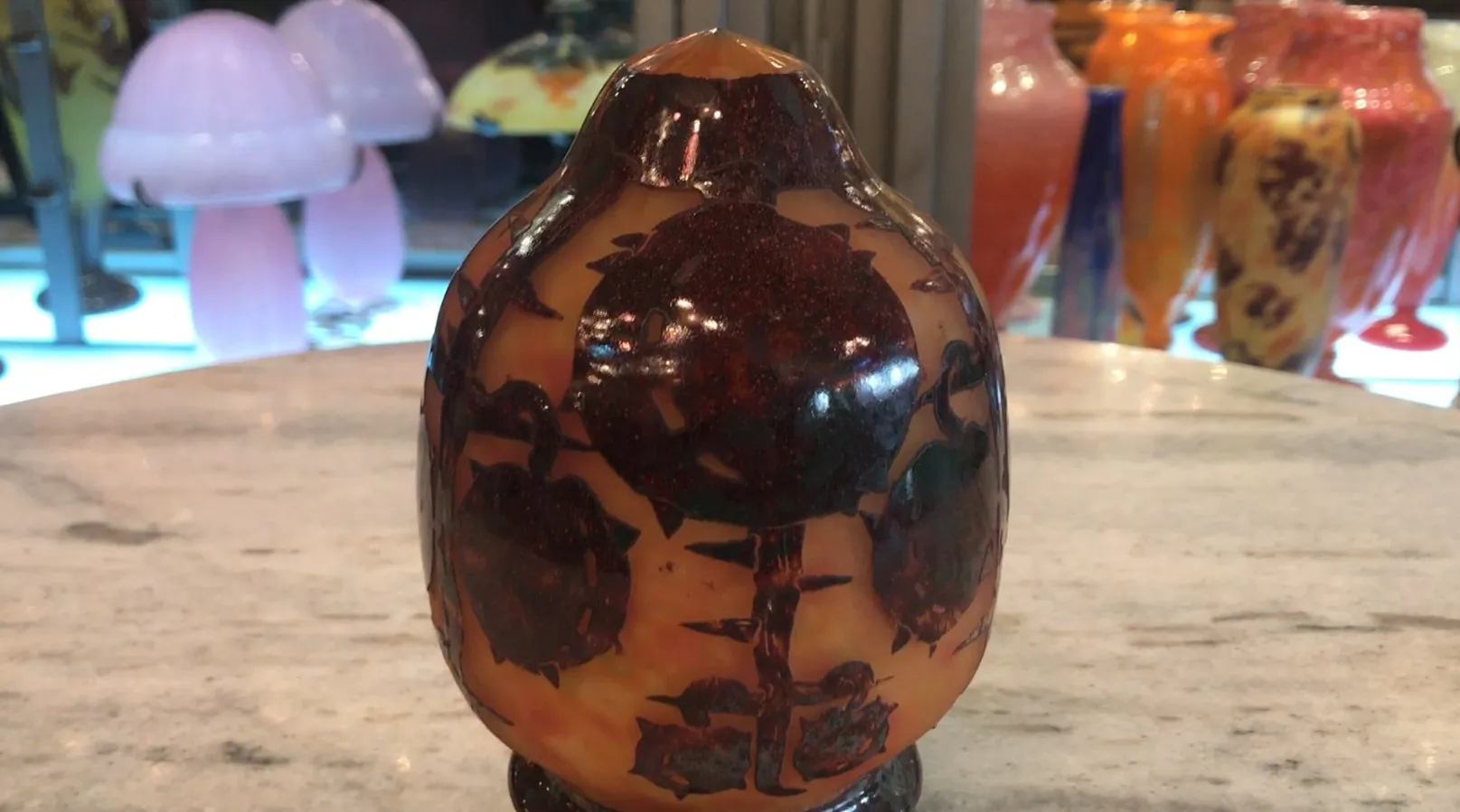 サイン入りの古いガラス瓶（Le Verre）、装飾的な背景