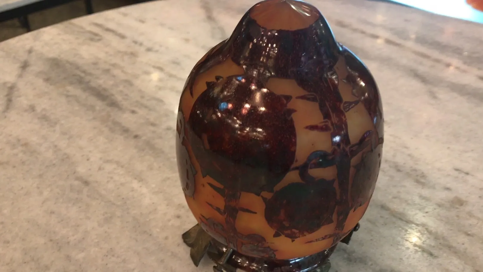 Vidro antigo assinado Le Verre com detalhes artísticos.