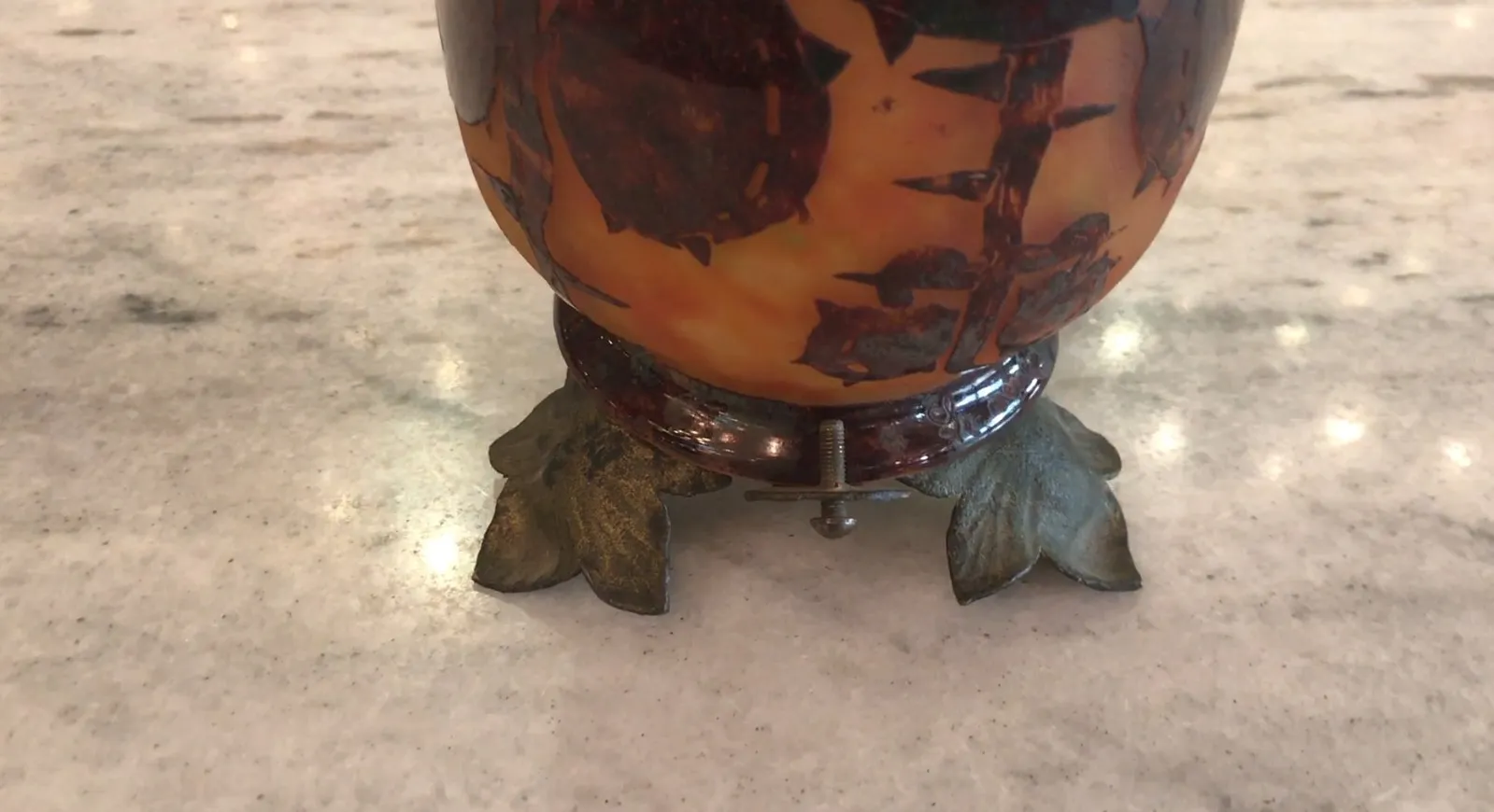 Signiertes Glas Le Verre mit dekorativem antikem Blattständer.