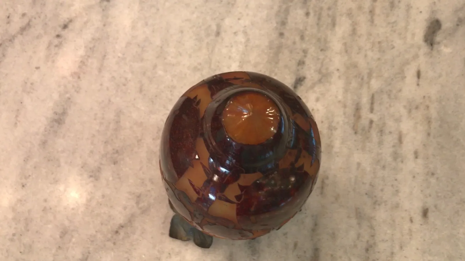 Vidro assinado Le Verre em cores quentes no estilo antigo.