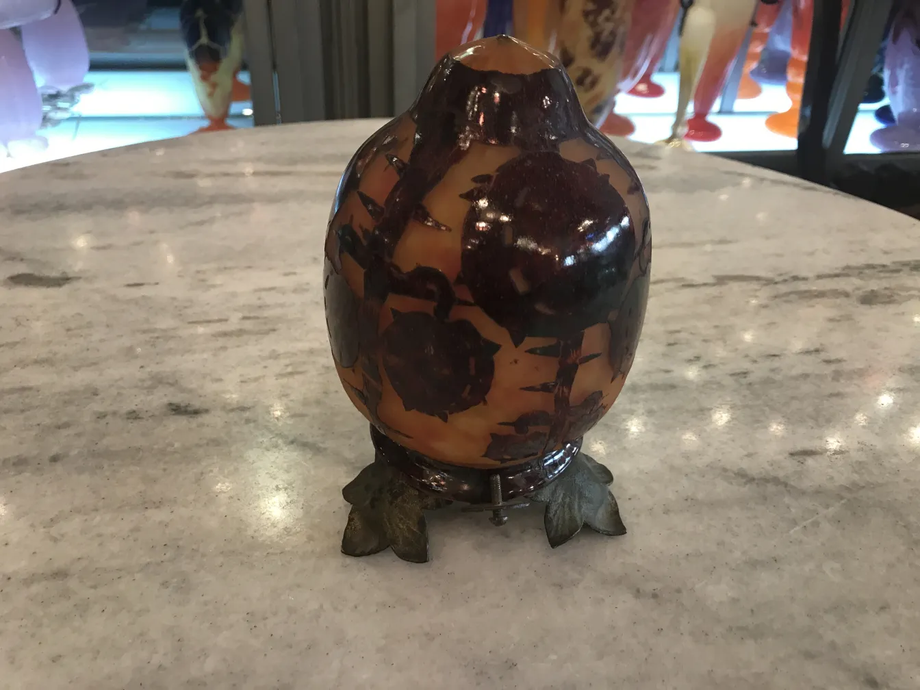 jarrón de antigüedad con diseño decorativo en vidrio firmado