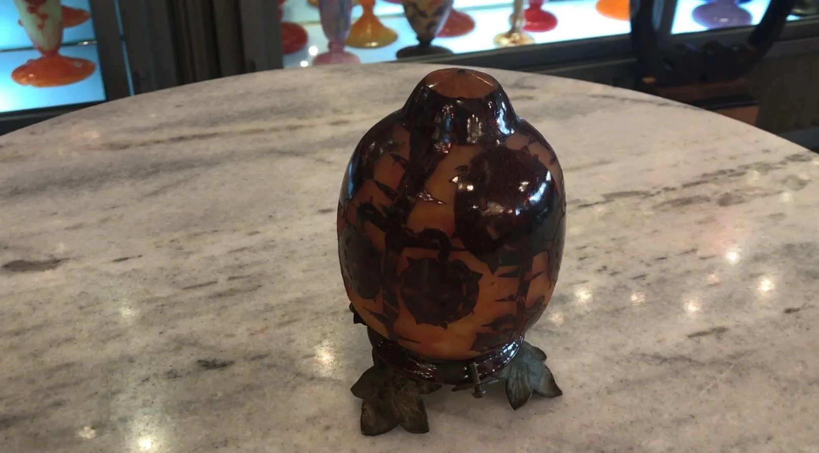 antiquité verre signé le verre décoratif avec des détails distinctifs