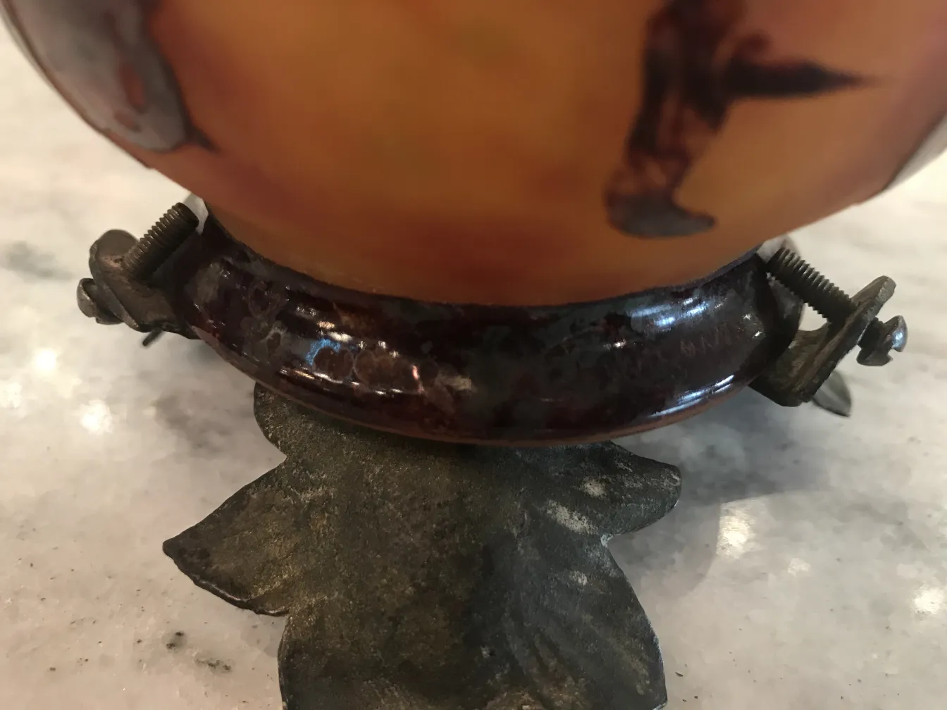 Base di un vetro antico firmato Le Verre con dettagli artistici.