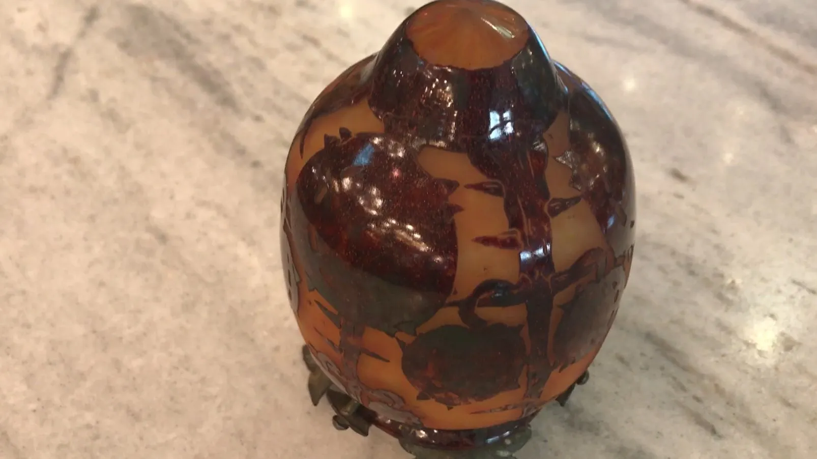 verre signé avec un design élégant dans des tons chauds