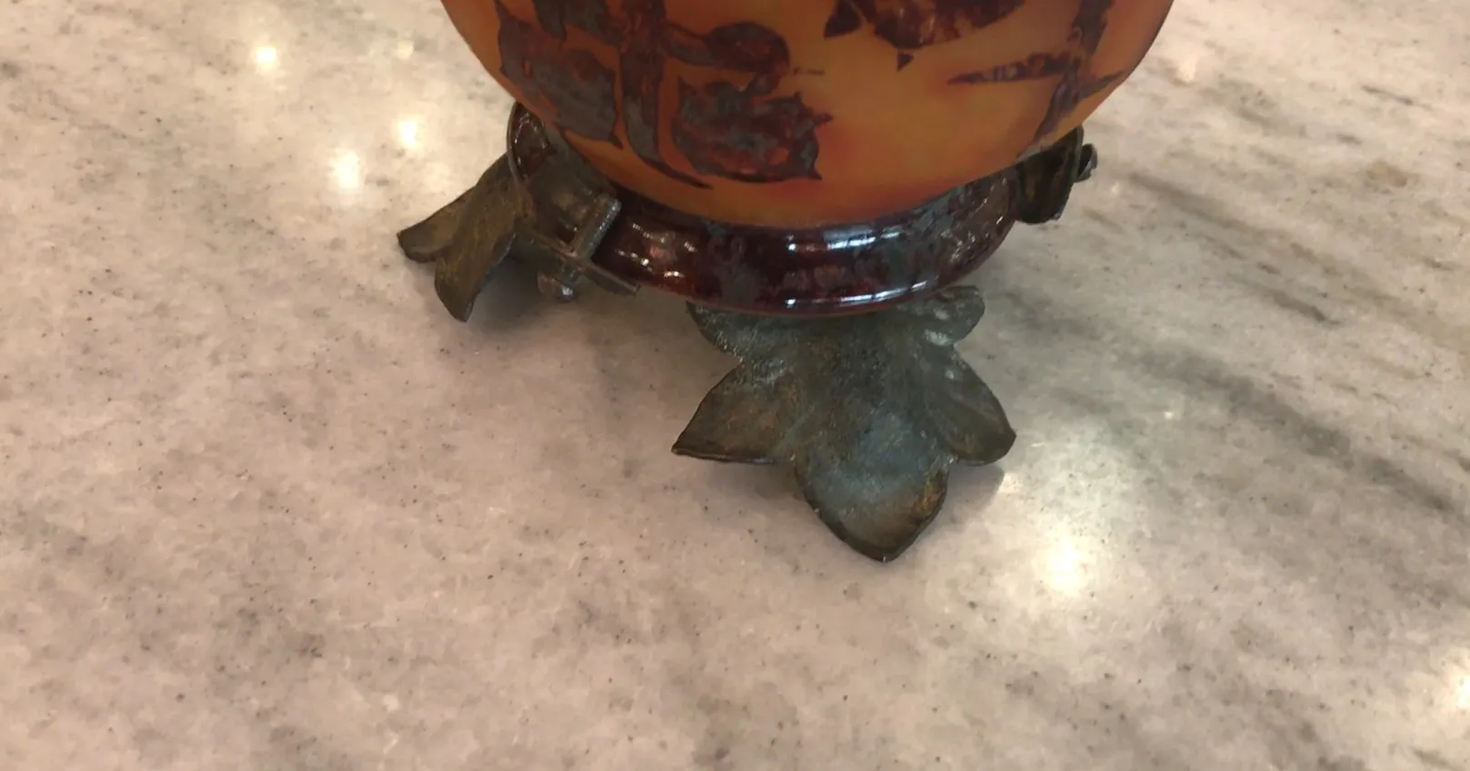 Vetro firmato Le Verre con base decorativa a forma di foglie, antico francese.